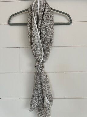 GAP Gray and White Leopard Print Scarf